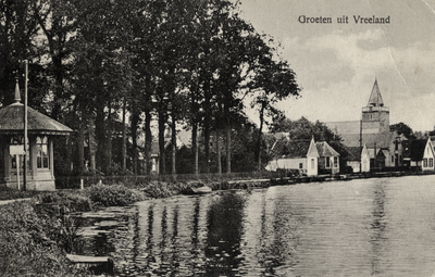 14950 Gezicht op de Vecht te Vreeland uit het noorden; met links de theekoepel (Klapstraat 25) van het huis Vrederust ...